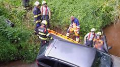 Řidič dostal záchvat kašle a nezvládl řízení. I s autem skončil v potoce