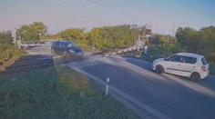 VIDEO: K tragédii chyběly centimetry. Vlak na přejezdu těsně minul auto