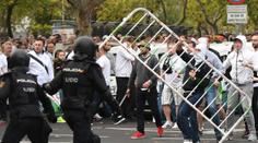 Válka v Madridu! Polští fanoušci v bitce s policií napadali i koně!