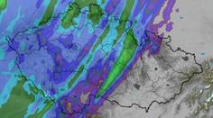 Žene se studená fronta, hrozí bouřky. Mapa ukazuje, kde bude pršet nejvíc