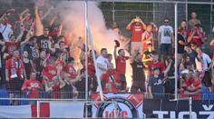 Divočina na vyprodaném stadionu v Brně. Na hřišti skončila i světlice