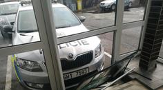 Muž si to rozdal s policejním autem na nože! Zběsile ho bodal