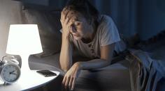 Neurologové varují před běžným zvykem před spaním. Hrozí vážné poškození mozku