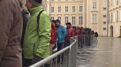 O výstavu korunovačních klenotů je obří zájem. Lidi neodradilo ani špatné počasí