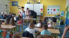 Konec školního roku: Žáci si převzali vysvědčení, někde dokonce venku
