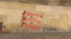 Karlův most opět hyzdí graffiti, viník unikl kamerám