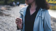 Polka v taxíku vytáhla marihuanu. Aby ji policie nechytla, udělala neobvyklou věc