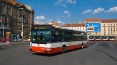 Na řidiče autobusu v Praze vytáhl cestující nůž. Klidné reakci lidé tleskají