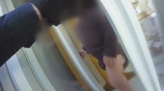 VIDEO: Několikaměsíční holčička lezla po parapetu. Zachraňovala ji policie