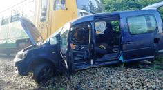 Auto na přejezdu smetl vlak. Žena vyvázla jen se zlomenou rukou!