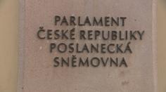 Do Sněmovny můžou bez kontroly stovky lidí. Dostanou se tam díky speciální kartě