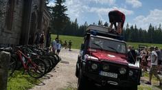 Cyklistku v Jizerských horách zasáhl blesk. Záchranáři ukázali, jak dopadla její helma