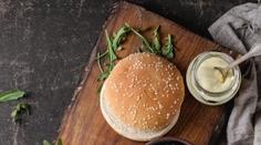 Snadný recept na veganskou burgerovou bulku ke grilování
