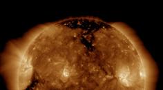 Na Slunci roste ohromná skrvna, mohou přijít silnější erupce!