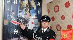 Zbláznil se? Muž běžně chodí v nacistické uniformě a zbožňuje Hitlera