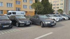 Řidiči bojují o parkovací místa. Jejich nedostatek trápí řadu měst
