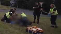 Policisté zachránili život podřezanému muži. Pomohli i seniorovi v bezvědomí