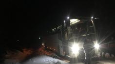 Autobus s důchodci uvízl v závěji. Evakuovali je na skútru