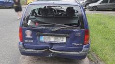 Řidič naboural dvě auta a ujel. Nehodu chtěl svést na neznámého zloděje