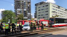 Srážka auta s tramvají zablokovala dopravu! Řidiče museli vyprostit