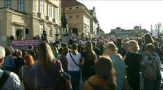 Lidé zaplnili Hradčanské náměstí na protest Zemanovi a Babišovi 
