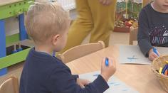 Obědy a školky zdarma. Stát by mohl chudším rodinám hradit školní výdaje