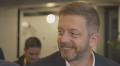 Radost u Pirátů a STANu, diskuze u SPD. Takhle slavily strany a hnutí