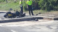 Motorkář objížděl auta zavřeným pruhem, má vážné zranění hlavy