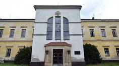 Takhle to vypadá v zámku, kde žil Heydrich. Je prokletý, věří místní