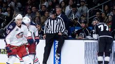 Chvíle hrůzy v NHL. Hokejistu sejmul rozhodčí, museli ho ovézt