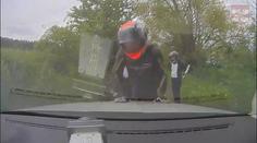 Zmatený motorkář šlápl na plyn a ujížděl policii. Skončil zabořený v poli