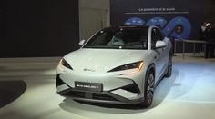 Macron zahájil pařížský autosalon. Vládnou mu vozy na elektrický pohon