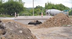 V Plzni vzniká nový most. Vede přes potok, který je většinu roku vyschlý