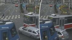 Řidič v Brně vjel mezi tramvaje, hasiči ho museli vyprošťovat