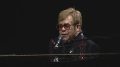 Elton John odehrál svůj poslední koncert v USA. S Evropou se rozloučí příští rok