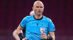 Na český tým jde sudí, který kartami rozhodně nešetří. Penalty má taky rád