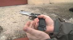 Muž s pistolí několik hodin děsil lidi, zbraň neodložil ani před policisty!