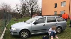 Řidička narazila do domu a je v kómatu, volali policii. Bylo to jinak