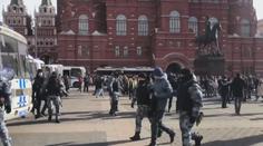 V ruských městech protestovali lidé proti válce. Tisíce demonstrantů policie zatkla