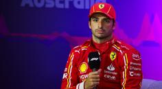 Po operaci se necítil nejlépe. Bojovník Sainz přesto zářil