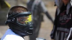 V ulicích Detroitu zuří paintballová válka, policii se nedaří ji potlačit