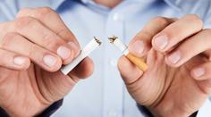 Pravidelných kuřáků v Česku ubývá. Mladým už cigarety nevoní
