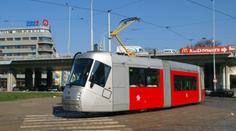 Neznámý útočník v Praze prostřílel okna tramvaje!