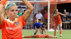 Sport, vedro a vy málo pijete? Sexy fotbalistka na to doplatila! VIDEO