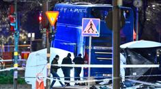 Autobus ve Stockholmu narazil do zastávky plné lidí. Tři nepřežili