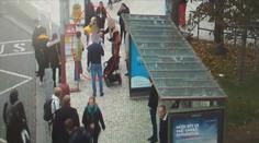Při bitce někdo hodil dlažební kostku do kočárku! Policie už má podezřelého