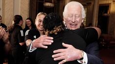 Král Karel na chvíli odhodil vážnost. Při nezvyklém objímání byl dojatý k slzám
