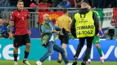 Fanoušek na hřišti narušil zápas na Euru. Náš nejlepší driblér, smějí se Albánci