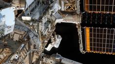Astronauti vyrazili mimo bezpečí ISS, připojili nový adaptér