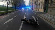 Motorkář se srazil s chodkyní, ta nepřežila. Na místě zemřel i pes